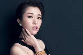 胡杨林都市言情歌后，因为演唱歌曲《香水有毒》而被誉为香水皇后图片