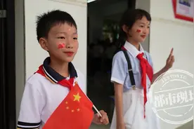 爸妈早就过世，孩子被爷爷奶奶带大，六一有个泪目的愿望图片