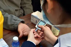 血糖偏高的人，服用二甲双胍时，尽量避免这4件事，早了解早受益图片