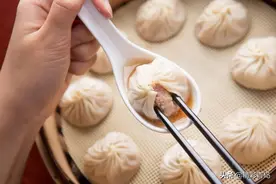 先喝汤再入口，最鲜香不过一屉小笼包图片