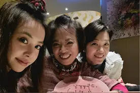 蔡依林与姐姐为妈妈庆生，掀刘海气质清纯，穿露脐装抢妈妈风头图片