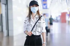 Angelababy这手机壳不错，拿在手里像“菜刀”，走机场霸气十足图片