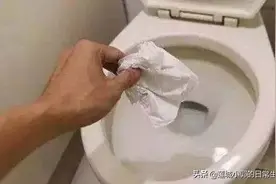 上完厕所后，纸巾扔马桶还是纸篓？听完维修师傅分析，我家做错了图片
