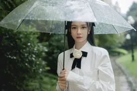 沈梦辰拍文艺风大片，雨中撑伞浪漫清新，白衬衫造型突显淡雅图片