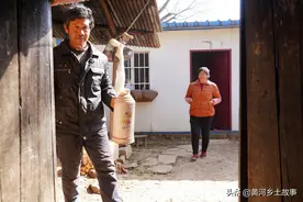 山西深山密林隐居1对夫妻，种5亩地崖柏当柴烧，看活成啥样图片