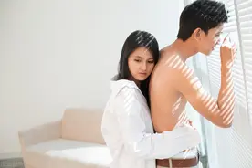 得知老婆前男友是黑人，我选择退婚，她全家围堵我：必须负责到底图片