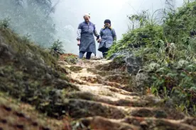 20岁青年爱上大10岁的寡妇，一起私奔大山隐居50年图片