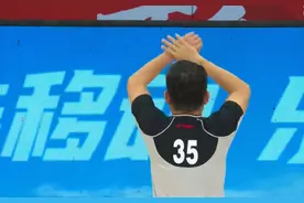 破案了！翟晓川违体判罚是错判？8倍慢镜再看一遍：王骁辉笑了图片