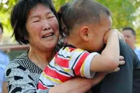 婴儿公车哭闹，“爸爸”无动于衷，乘客的一句抱怨，救了一个家庭图片
