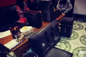 缅甸男子在KTV玩遇到警察就跑，留下两名陪唱女图片