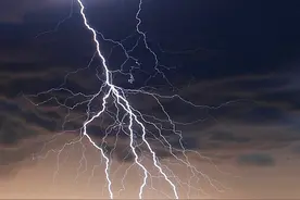 雷暴天气 闪电与彩虹一道现身天空图片