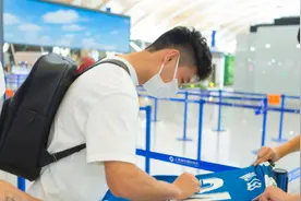 武磊返回西甲，有故事的背包再现身，心系国足外其实它低调而奢华图片