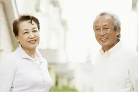 六十岁的男人还在频繁找情人，究竟图什么？图片