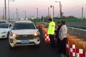 发现车速降低！原来是汽车撞上同煤快线隔离墩图片