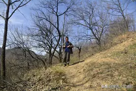 河南大叔深山里占山为王，有两个忠实保镖，黄衣看家黑衣的守坡图片