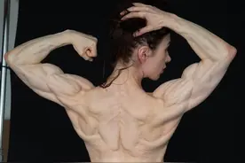瑞典美女从12岁开始健身，因其低体脂率和健美身材而闻名图片