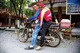 地震背亡妻回家的吴加芳：没有那么多煽情和复杂，只不过是平常事图片