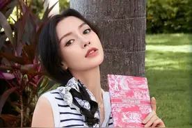 杨颖又穿对了，把丝巾“绑”在辫子上，打扮简单也照样显年轻图片
