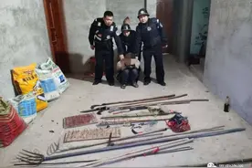 桂林民警成功控制一名精神病人！并收缴了他的“十八般武器”图片