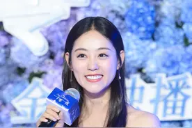 祝绪丹的蓝色抹胸裙穿搭，可爱又减龄图片