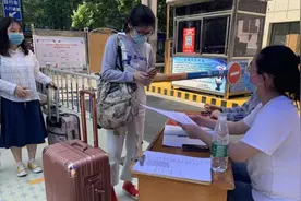 大学生终于返校！开寝室门后却扭头想回家？网友：4个月变化太大图片