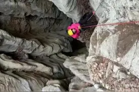 泉城济南龙洞山顶的“天坑”，通往山中部的著名百米“龙洞”吗？图片