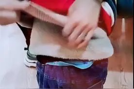 午睡结束，幼儿园老师整理男童衣服，发现不当穿着，值得家长关注图片