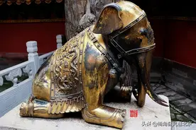 除了故宫那对鎏金铜象外，在明十三陵神道中也有一对跪着的大象图片