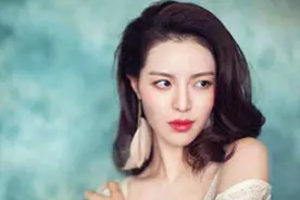 钟楚曦被爆过往情史，疑与外籍小伙恋爱多年，亲密照被扒出图片