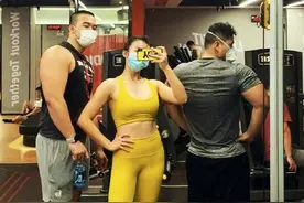 张曼源长20斤肉，相约2位肌肉猛男一起健身，黄色紧身服凸显身材图片