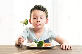 孩子不好好吃饭，妈妈患上"就餐焦虑"，试试无为而治图片