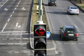 岳阳一路口绿灯20秒仅能过4辆车 ，能否调整时长？官方回复来了！图片