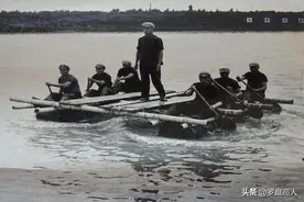 1960年代解放军用小船渡汽车和严冬中训练打靶的景象图片
