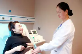 孕妈产检时被问“是自己怀的吗”？婆婆和丈夫对视：你看不到吗图片