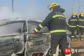 在有汽油桶的车内吸烟突发爆燃，男子身上着火跳水逃生图片