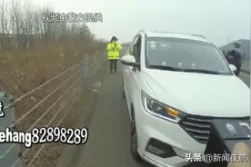 高速上开车，他把烟头掉车里了！停车找烟头，结果被罚7200元，还得拘留20天！为啥？图片