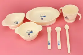 给宝宝使用的餐具该怎么选？新手妈妈们要注意，这种最好不要用图片