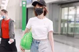 毛晓彤被曝遭拖欠片酬后走机场，白T牛仔裤清爽干净，心情不错图片