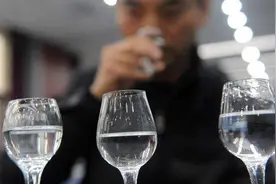 不管买哪个牌子的白酒，酒瓶上看到“这行字”，都是酒精勾兑酒图片