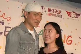 杨丽娟终于醒悟，她主动买花到黄河边祭拜父亲，希望得到他的原谅图片