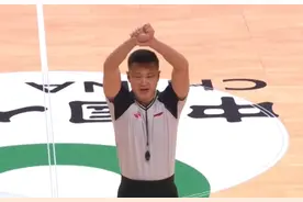 够狠！CBA恶汉再吃违体：防守先伸腿，被吹后一脸无辜图片