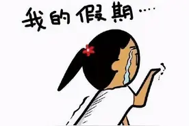 景区人流中，女子抱电脑边走边工作！网友直呼“真实”：是打工人的劳动节了图片