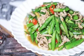 大厨教你芦笋炒肉做法筒单易学，肉质鲜嫩美味又爽口图片
