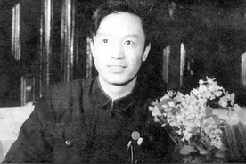 钟灵：毛泽东《反对党八股》中曾批评的文坛怪杰，开国大典时将大字写上了天安门城楼图片
