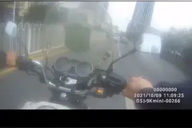 武汉街头暖心一幕——交警牵九旬老人过马路图片