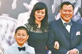 64岁万梓良被曝定居湖南，离家数月拍戏商演赚钱，儿子才18岁图片