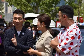 央视Boys再合体直播，康辉撒贝宁尼格买提齐聚图片