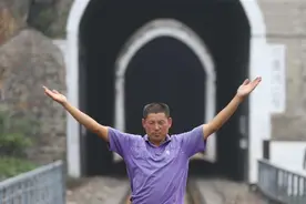 羊倌发现塌方冒死拦火车，丢了21只羊不敢和妻子说，国家重奖30万图片