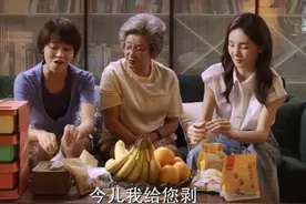 66岁刘晓庆卸下少女感，和冯小刚十指相扣，满头白发变金晨的奶奶图片