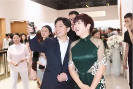 从国学大师到万人唾弃，被北大学生轰下台的于丹，究竟经历了什么图片